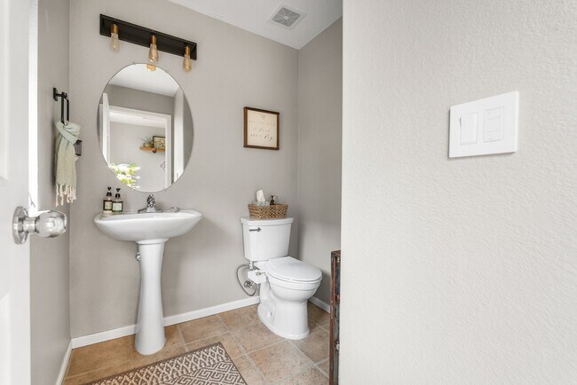 Building Photo - Modern 2-Bed, 2.5-Bath Corner Unit in Arva...