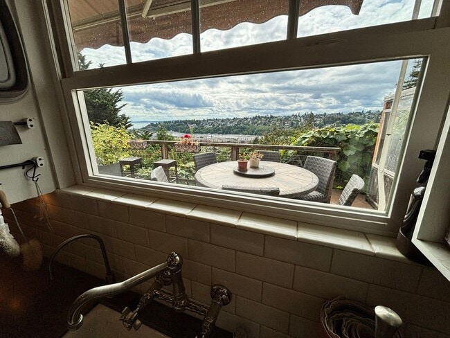 Building Photo - 4Bd/2.75Ba Seattle Home