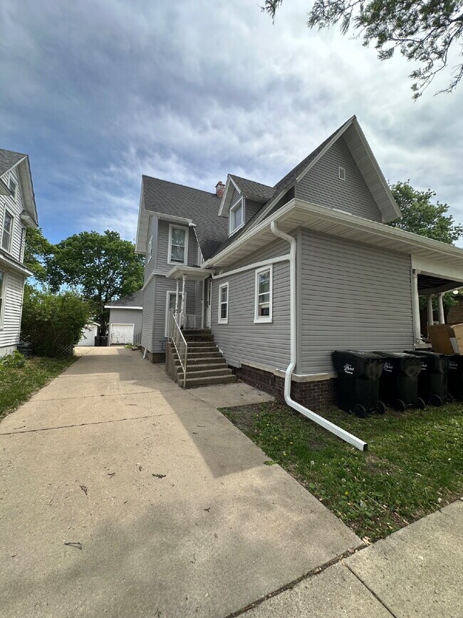Building Photo - 747 Parker Ave
