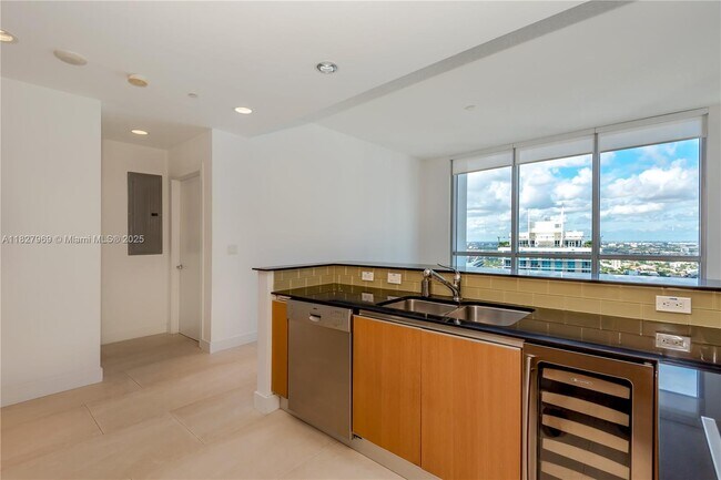 Building Photo - 1060 Brickell Ave