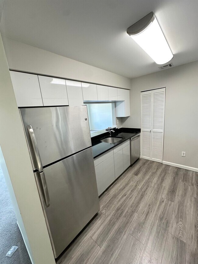 Building Photo - 20 Bergen Ridge Rd