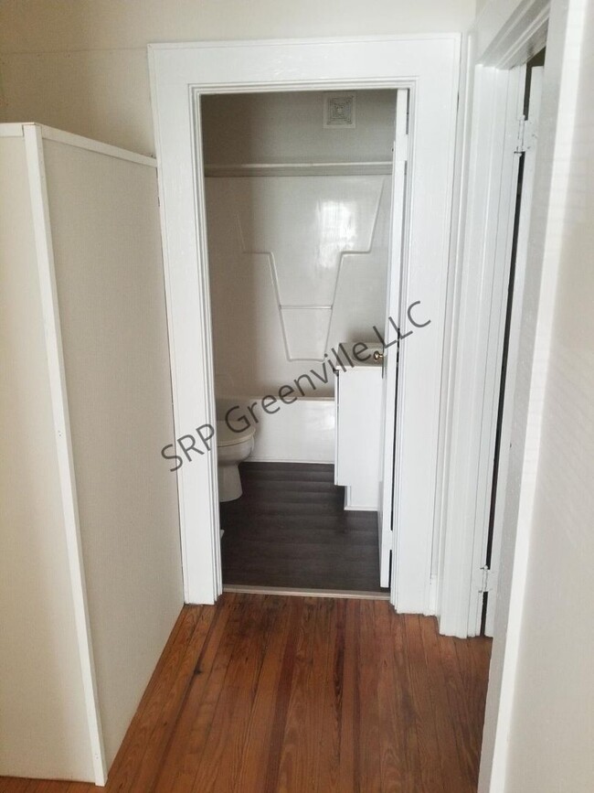 Building Photo - Newly Renovated 2 Bed 1 Bath Single Family...