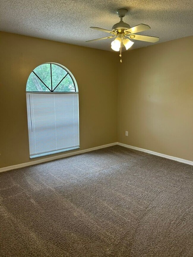 Building Photo - JUST LISTED -5 BEDROOM + BONUS ROOM - DELTONA NO PETS ALLOWED