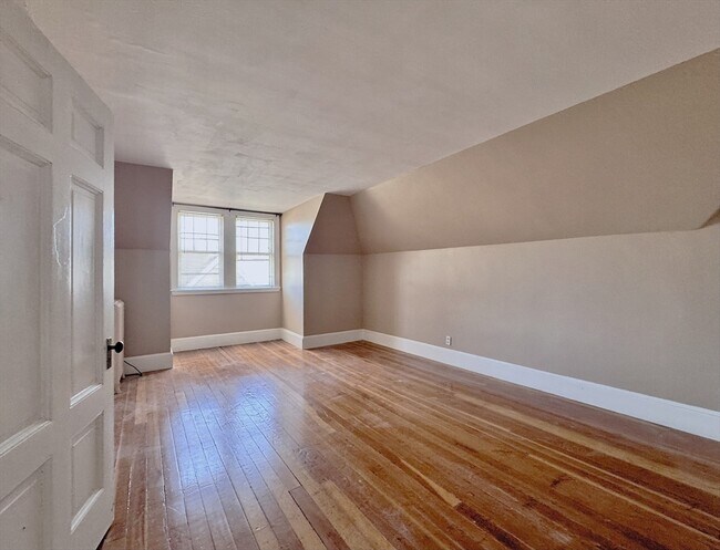 Building Photo - 587 Haverhill St