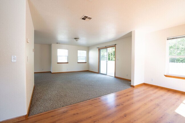 Building Photo - 2712 Meadow Creek Way