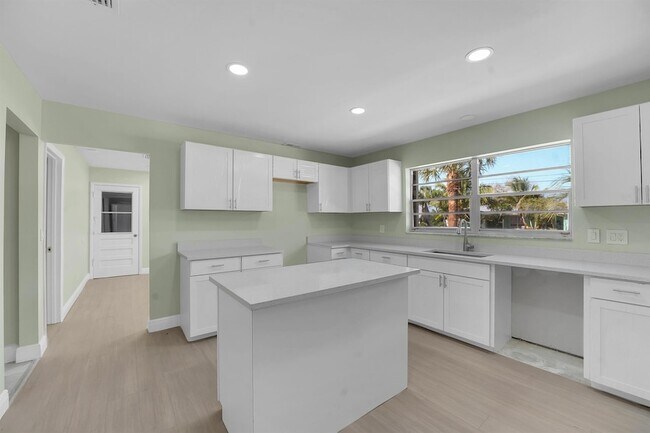Building Photo - 154 SE Naranja Ave