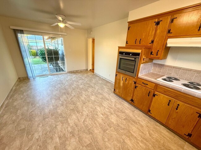 Building Photo - Charming Single-Level Home with Private Yard & Attached Garage!