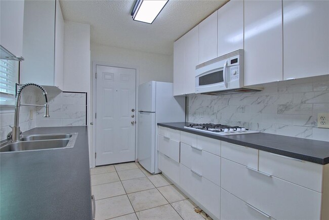 Building Photo - 12100 Lavinia Ln