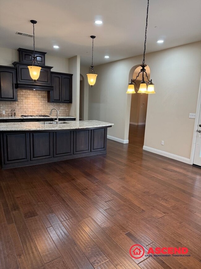 Building Photo - Stunning 4 bedroom + office in Seven Oaks!