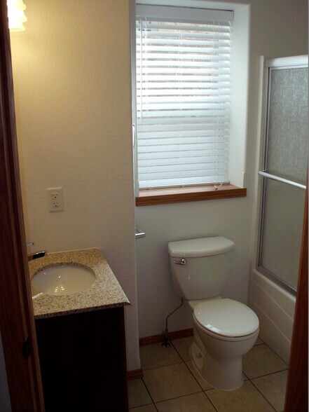 Building Photo - 1303 E 2nd St