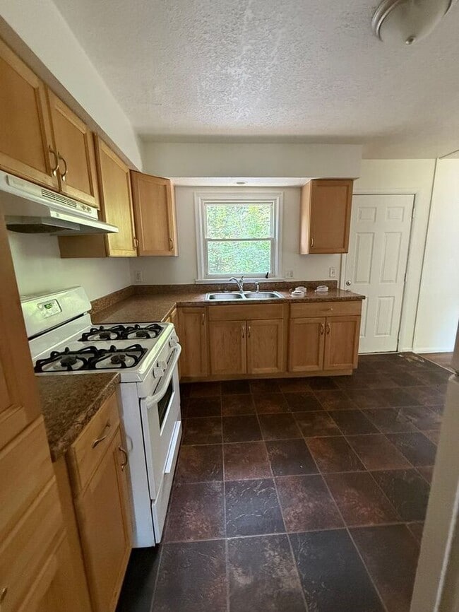Building Photo - Move in ready! Large 4 bedroom home.