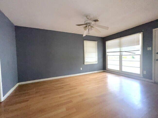 Building Photo - 654 Ynestra Dr