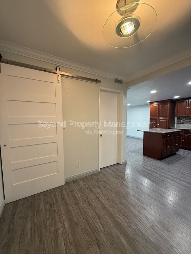 Building Photo - 8535 Paradise Valley Rd