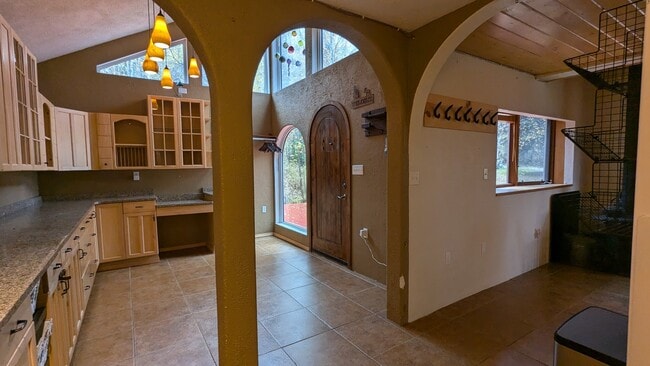 Building Photo - 1412 Springwater Dr