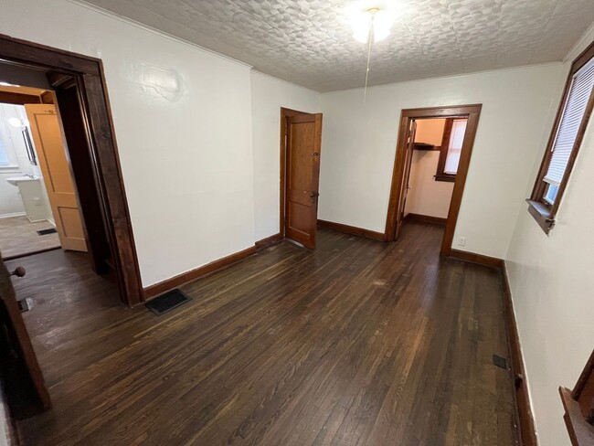 Building Photo - 3 Bedroom 1 Bathroom Single Family Home Wh...