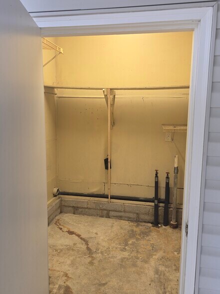 Building Photo - 2201 Brentwood Dr NW