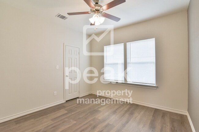 Building Photo - $1375! 2Bed/1.5bath Duplex Available for Rent! Apply today and save $150!