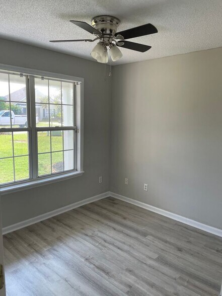 Building Photo - 208 Strawbridge Ln