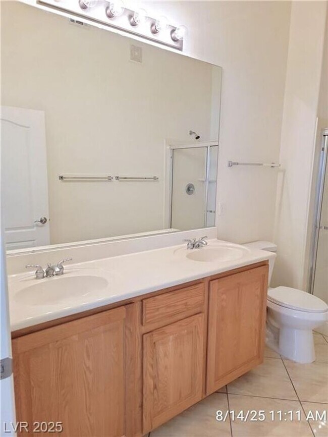 Building Photo - GORGEOUS SW 2nd FLOOR UNIT IN GATED COMMUN...
