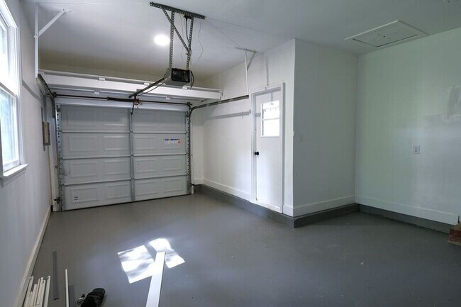Building Photo - 2819 Broadview Dr NW