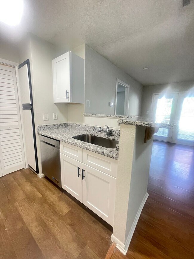 Building Photo - 1 Bed / 1 Bath Condo in Gated Comm. In Altamonte Springs, Available Now!!