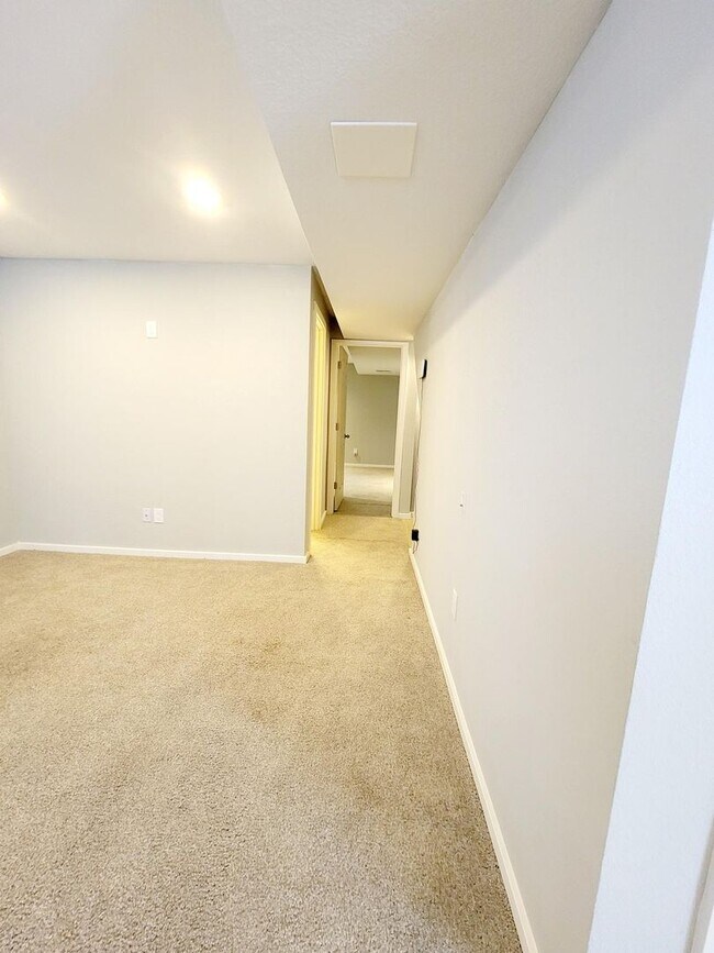 Building Photo - Well maintained 4 bedroom home on west side!