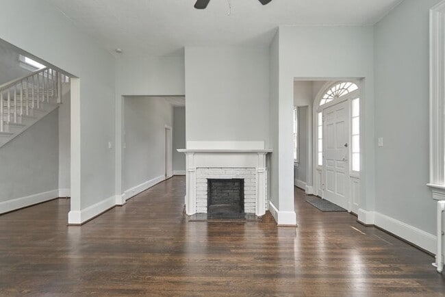 Building Photo - GORGEOUS COLONIAL HOME FOR RENT IN NEWPORT NEWS!!!