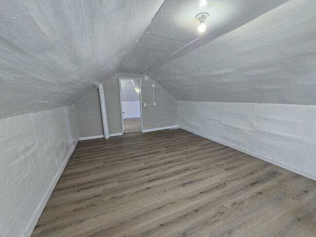 Building Photo - 740 W 11th St