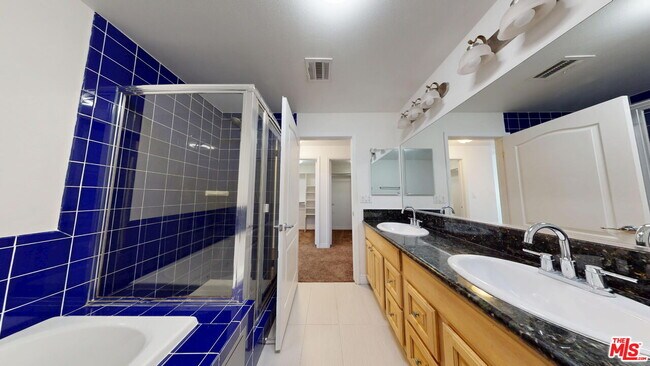 Building Photo - 11622 Oxnard St