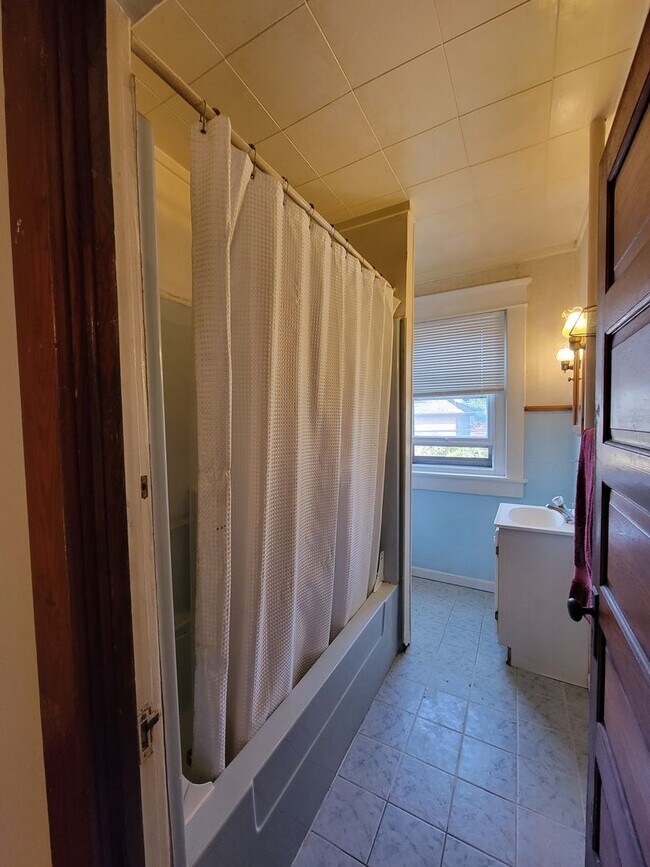 Building Photo - 1107 Maple St