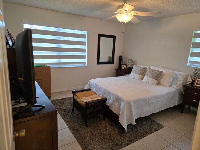 Building Photo - 939 Hibiscus Dr