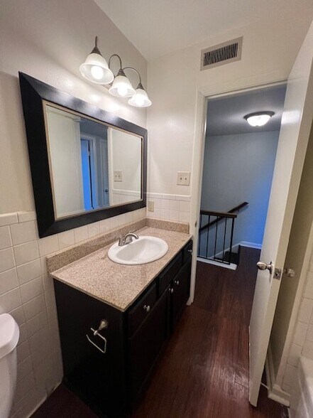 Building Photo - 503 E 6th St