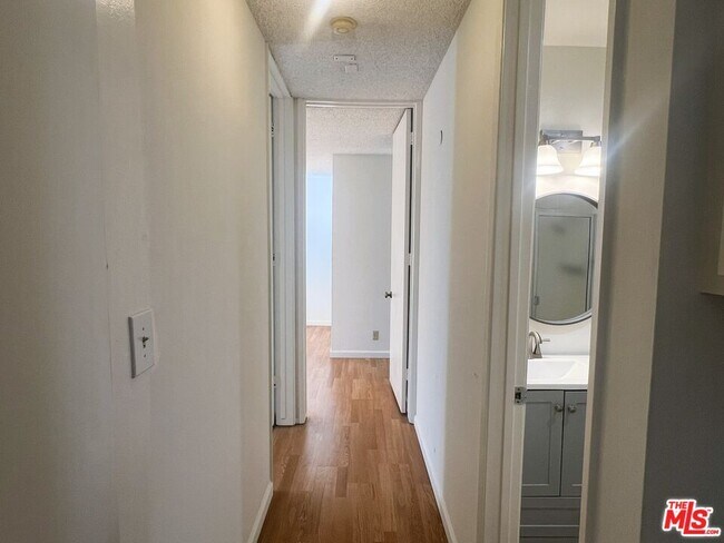 Building Photo - 6000 Canterbury Dr