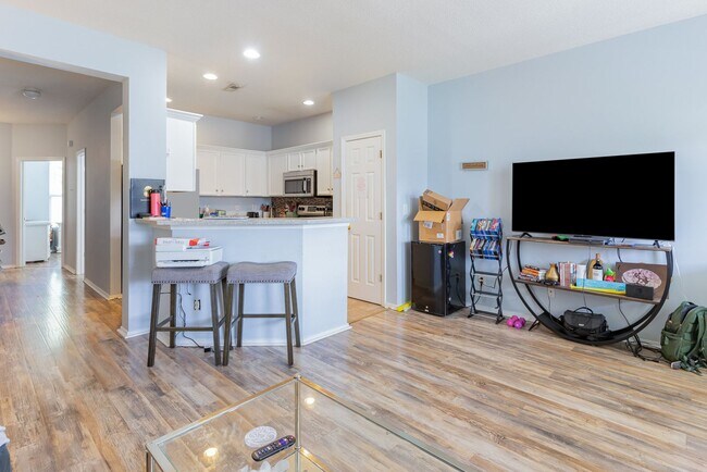 Building Photo - BEAUTIFUL - Lakefront Living – 3BR/3BA Tow...
