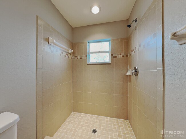 Building Photo - 921 Kingfisher Dr