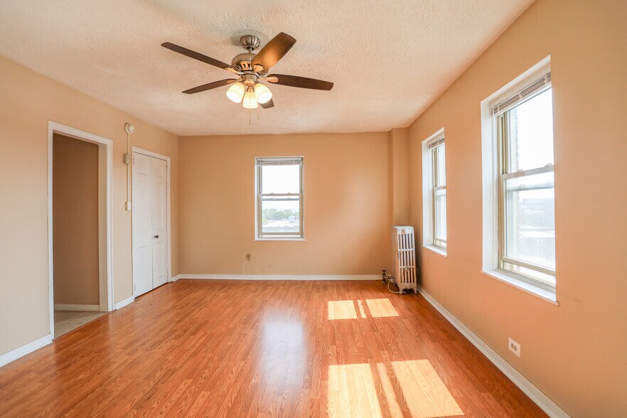 Building Photo - 911 W Lawrence Ave