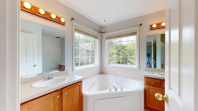 Building Photo - 3042 Barclay Way
