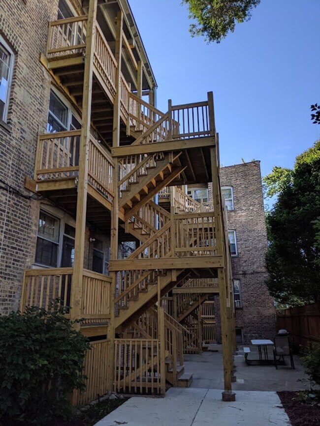 Building Photo - Charming Roscoe Village 1 Bedroom - Recently redone bathroom! Refinished hardwood floors!