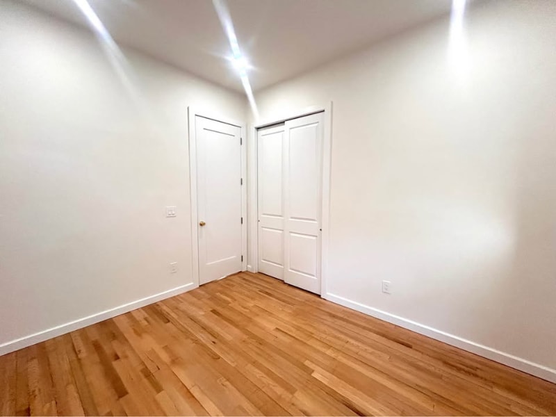 Building Photo - 537 E 5th St