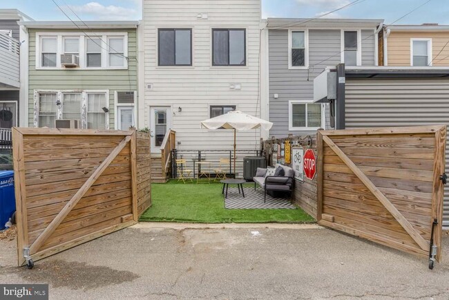 Building Photo - 1228 Oates St NE
