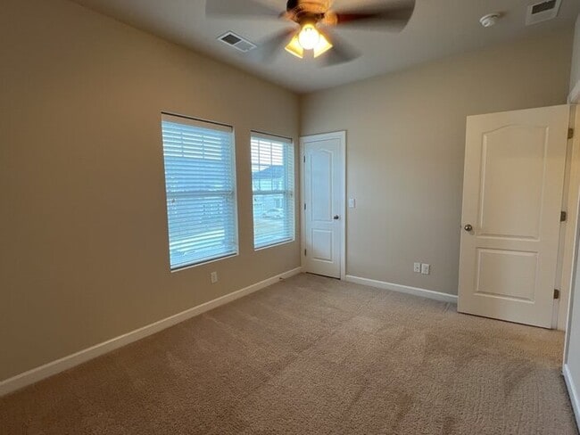 Building Photo - 579 Crossland Dr