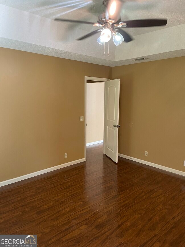 Building Photo - 108 Acorn Ct