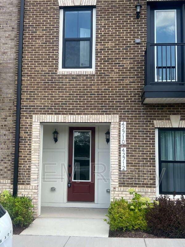 Building Photo - 42710 Darala Dr
