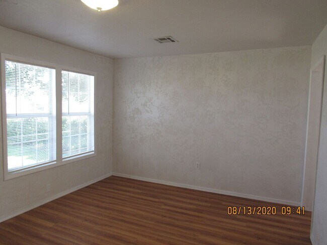 Building Photo - Located walking distance to Cameron University and Comanche Hospital !!