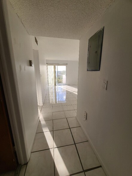 Building Photo - 8950 NE 8th Ave