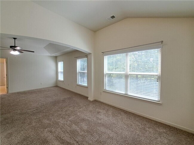 Building Photo - 867 Pine Ln