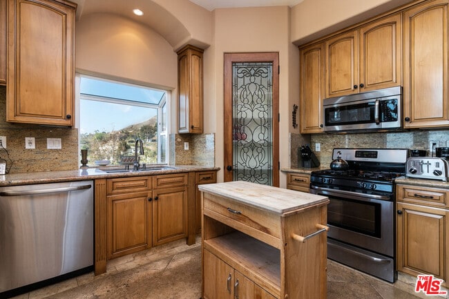 Building Photo - 31280 Bailard Rd