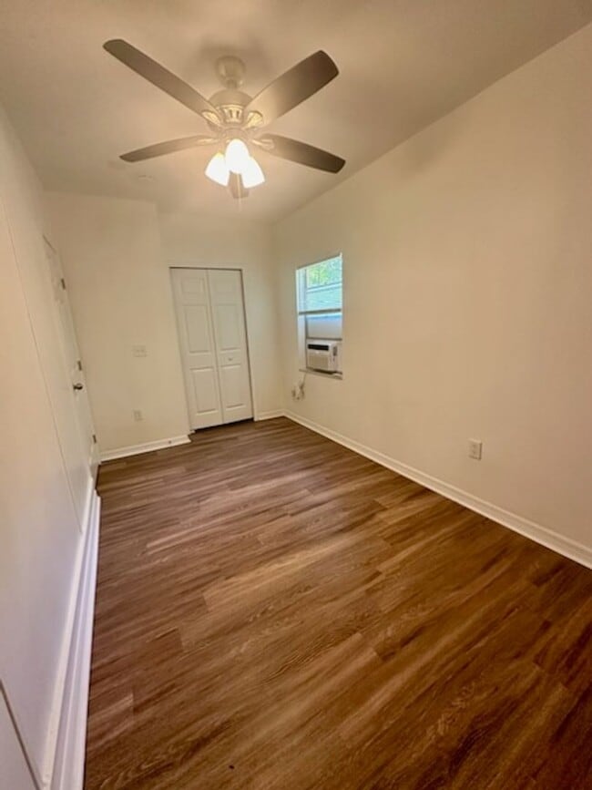 Building Photo - 1 BEDROOM 1 BATH SUITE