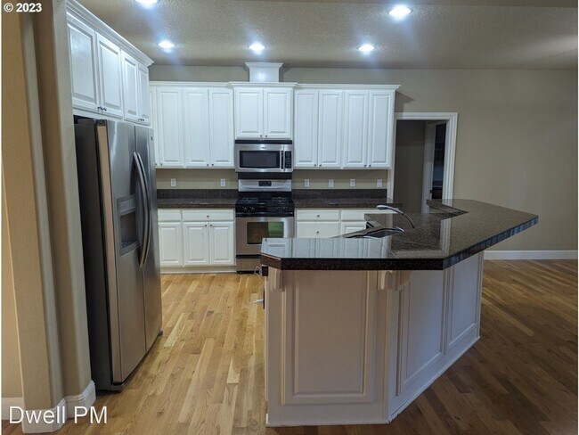 Building Photo - 4 br, 3 bath House - 5640 SW Stott Ave