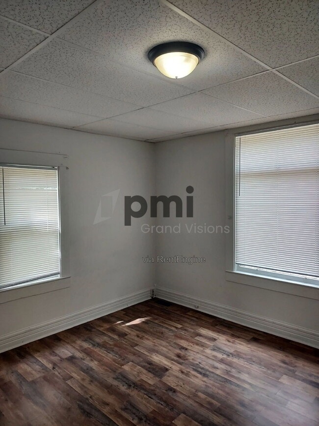 Building Photo - 419 E Peoria Ave